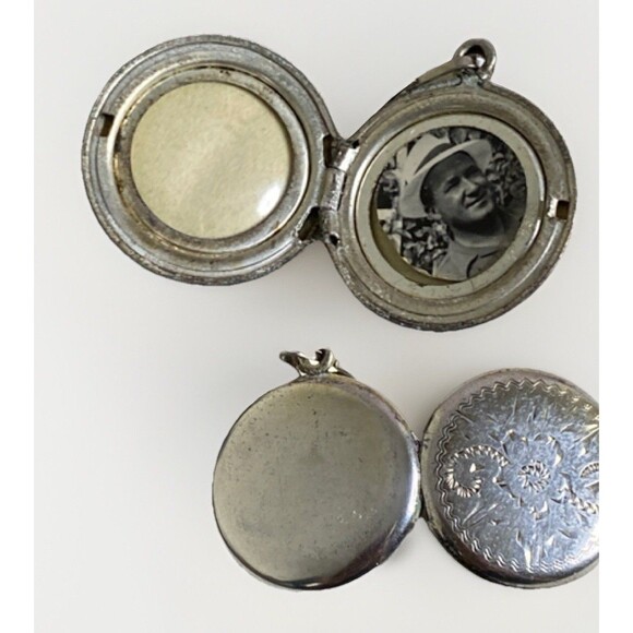 VTG ANTIQUE STERLING SILVER ETCHED ROUND MEMORY LOCKET PENDANT TESTED 5.0 GRAMS - Picture 1 of 9